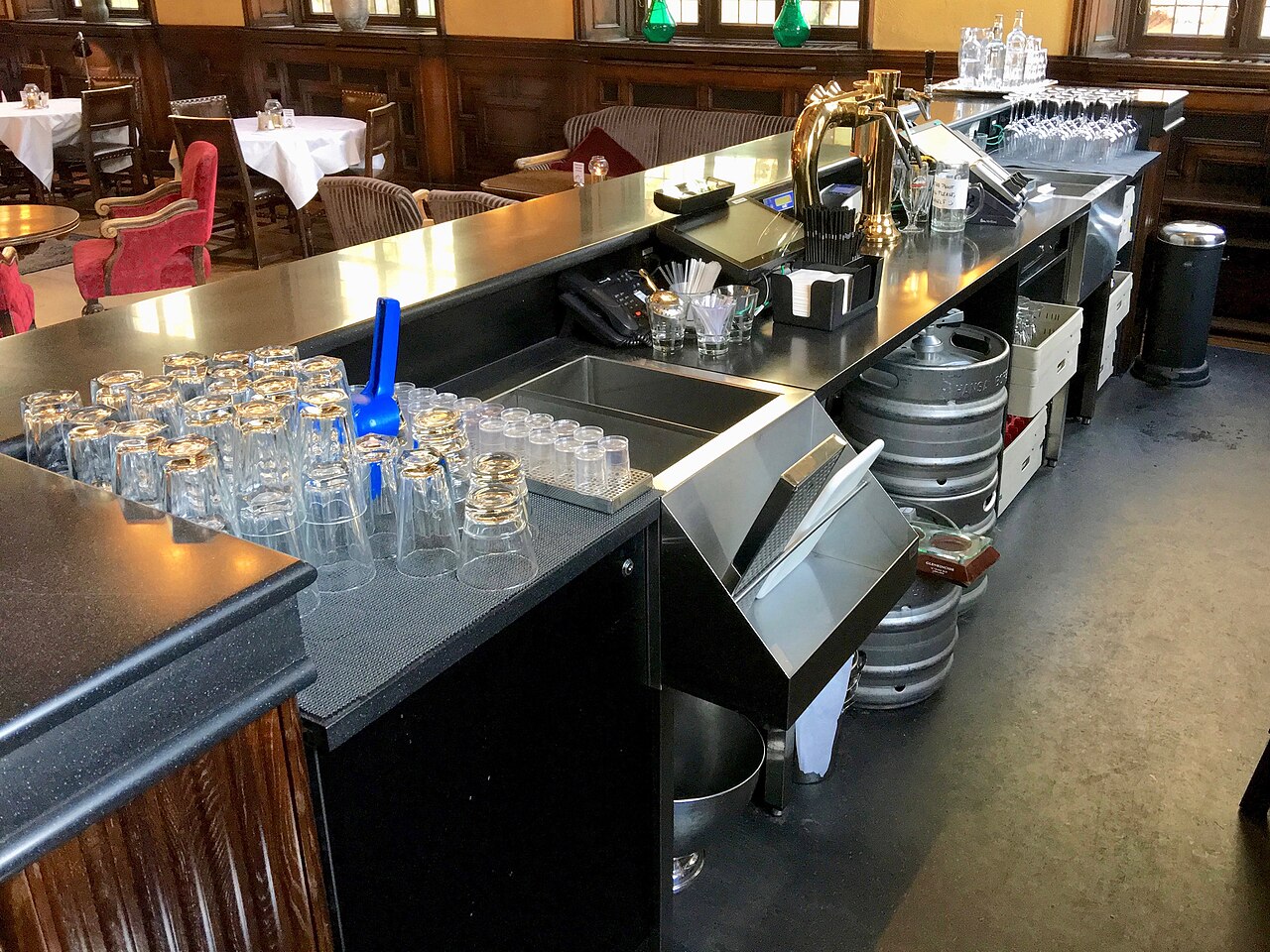 Grand Hotel Terminus (1928) Whiskybar Bergen Norway 2017-10-18 bar counter draft beer faucet tap a